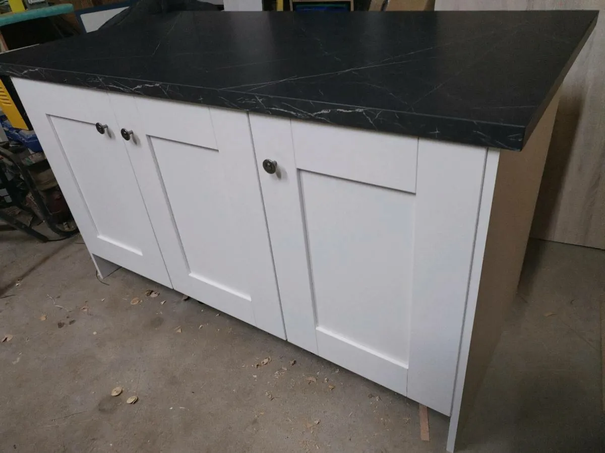 Kitchen island - Image 1