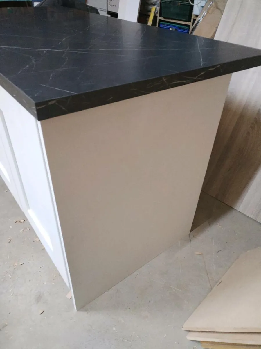 Kitchen island - Image 2