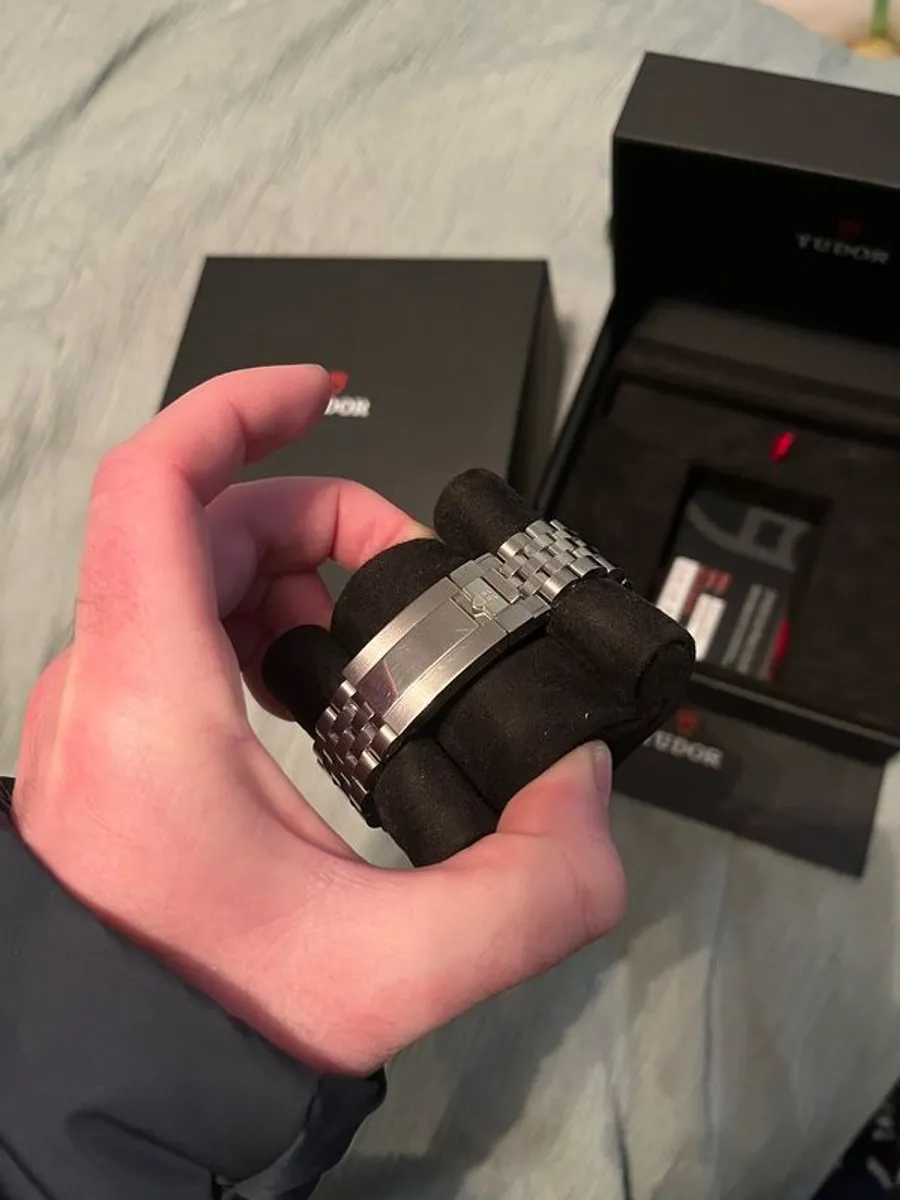 Tudor Black Bay 41 mm Burgundy LIKE NEW!! - Image 3