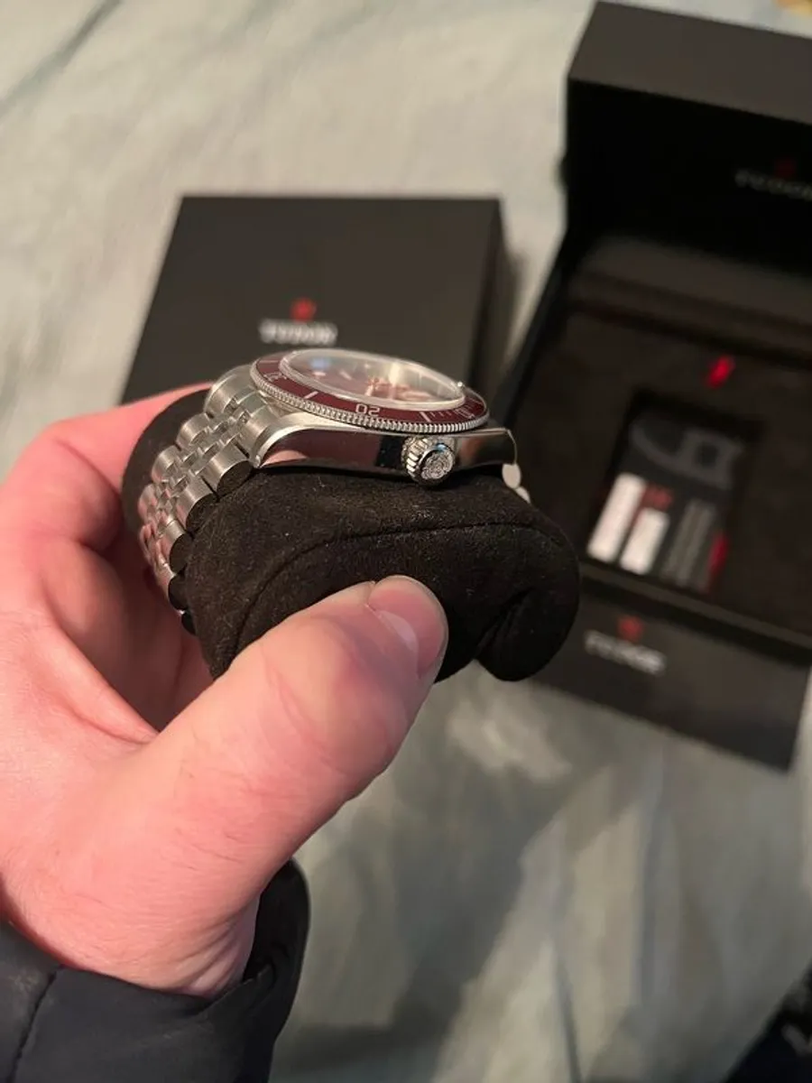 Tudor Black Bay 41 mm Burgundy LIKE NEW!! - Image 4