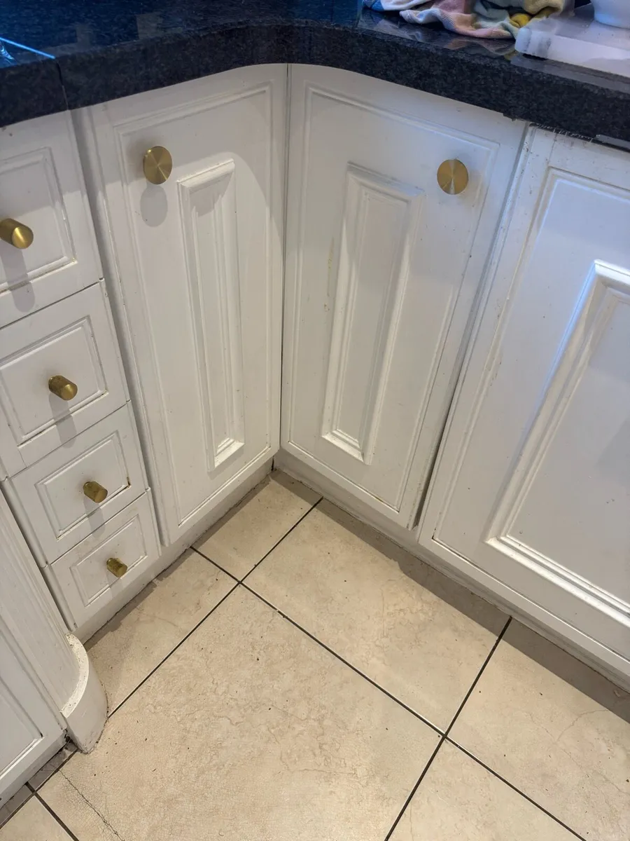 Solid wood designer kitchen with granite worktops - Image 3