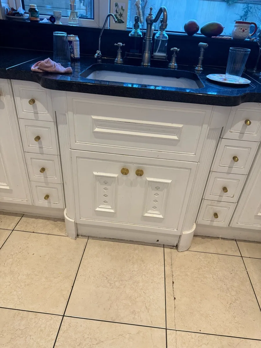 Solid wood designer kitchen with granite worktops - Image 4