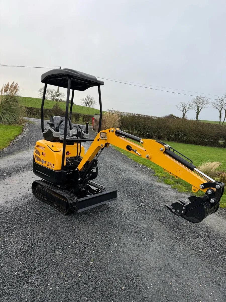1.5T mini digger diesel - Image 1