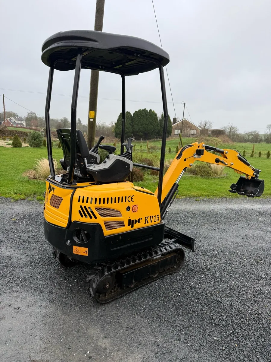 1.5T mini digger diesel - Image 2