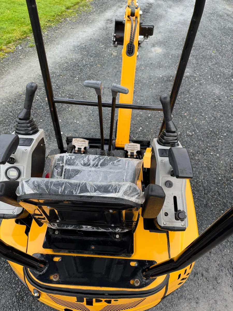 1.5T mini digger diesel - Image 4