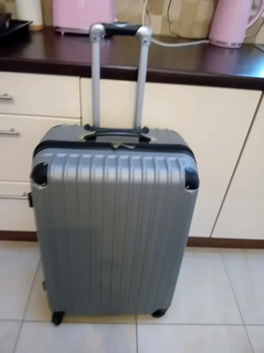 EXTRA LARGE SUITCASE 4 WHEELS - Image 1