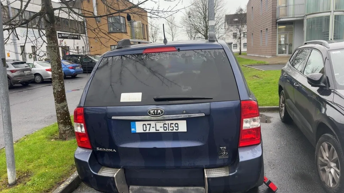 Kia Sedona - Image 2