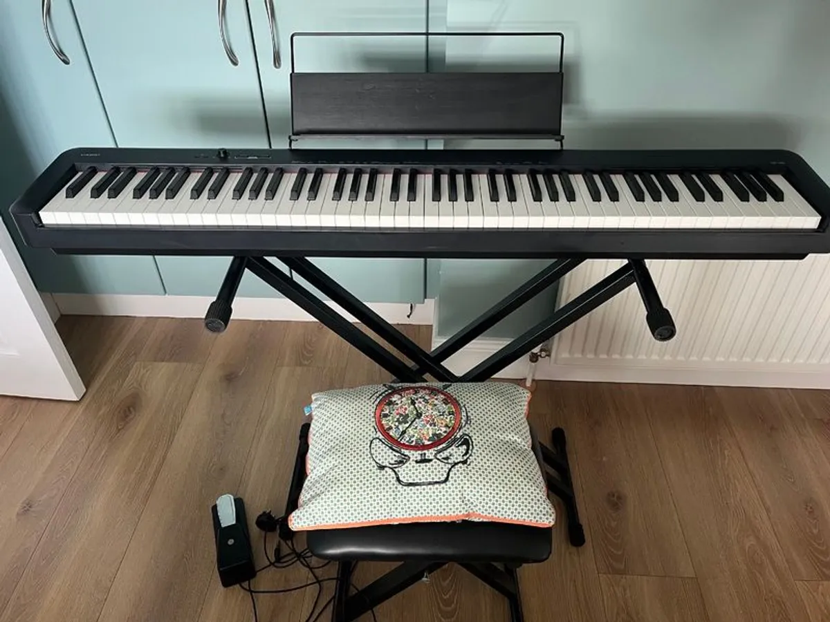 Digital piano keyboard - Image 1