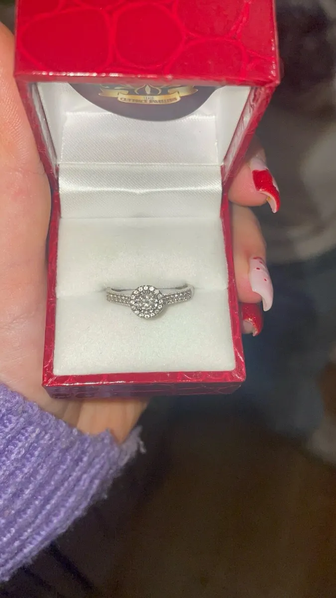 9ct White Gold Engagement Ring - Image 1