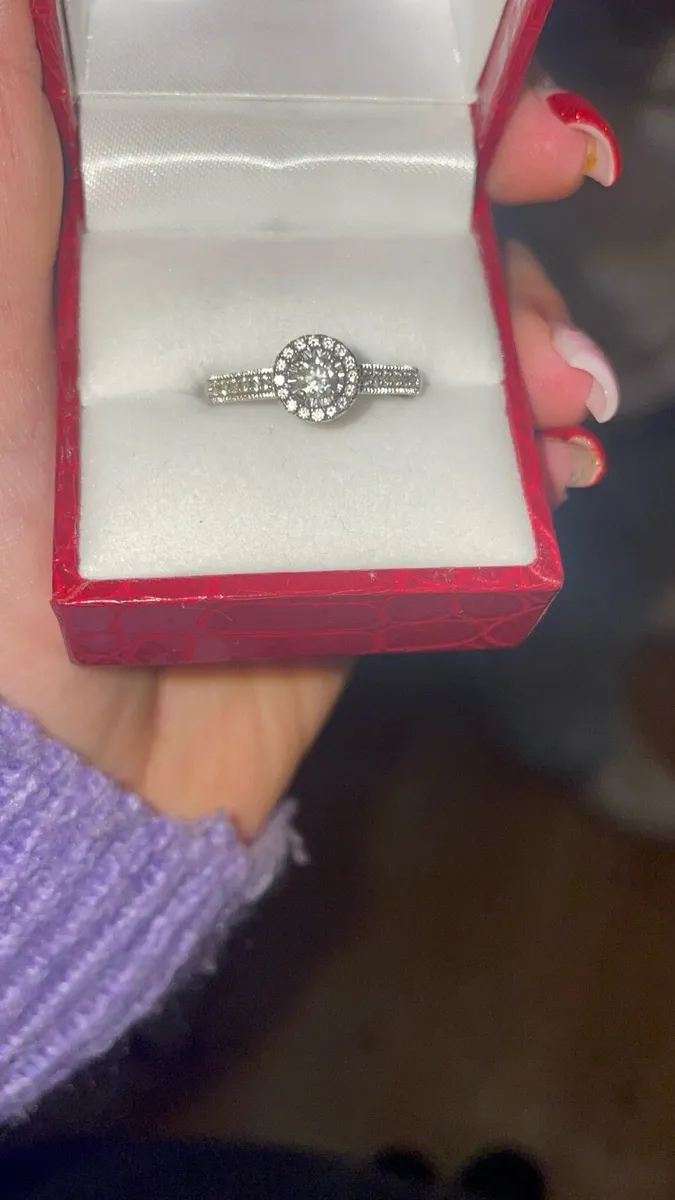 9ct White Gold Engagement Ring - Image 2