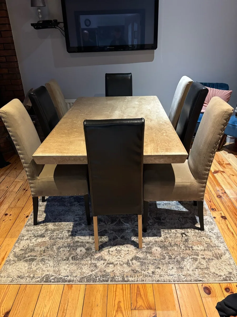 Marble table and chairs - Image 1