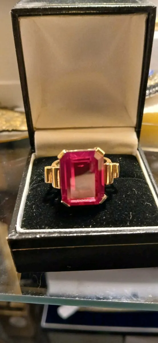 Large ruby 9ct ring - Image 1