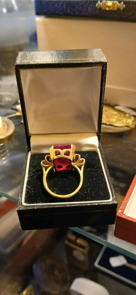 Large ruby 9ct ring - Image 3