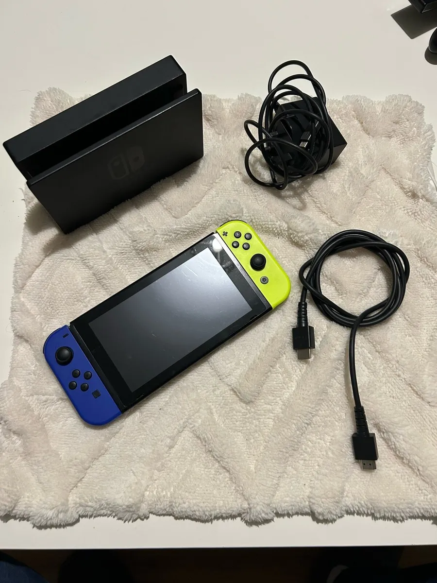 Nintendo Switch 32GB - Image 1