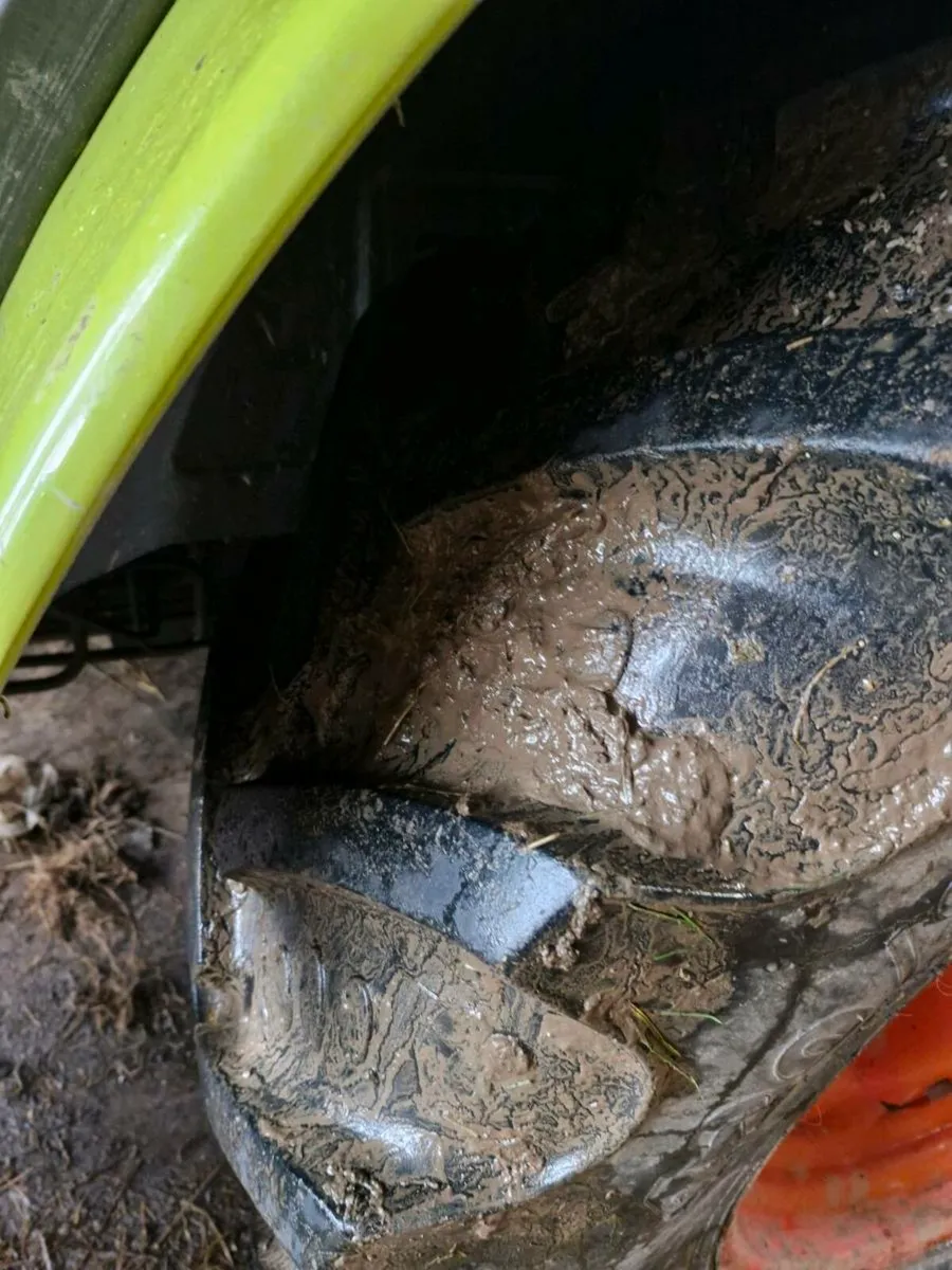 Claas tractor - Image 3