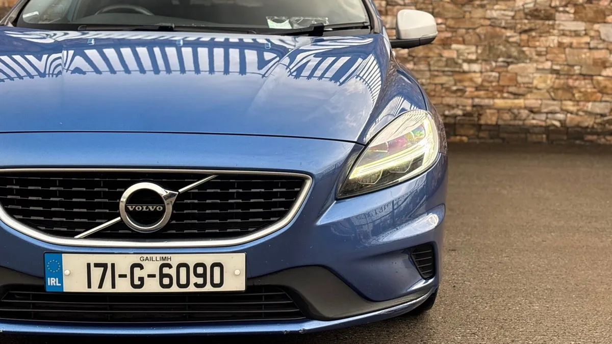 2017 Volvo V40 R-Design - Automatic - FSH - Image 3