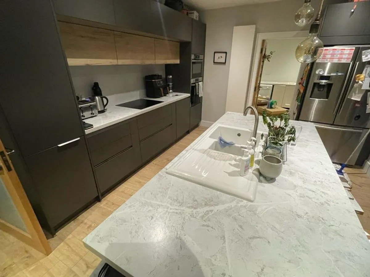 Intermezzo 70 sink (unused) with 2.15m countertop and 2 base units - Image 2