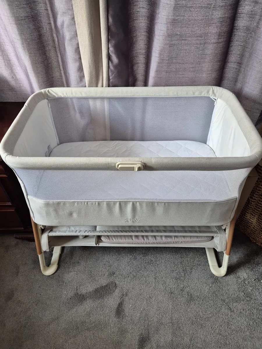 Co-sleeper Mamas and Papas Lua Next to me - Image 1