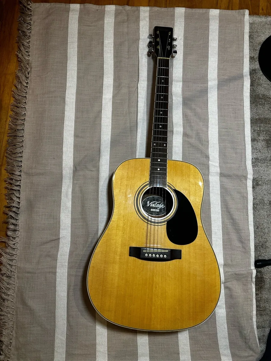 ‘Vintage ‘ acoustic Guitar E400 - Image 1