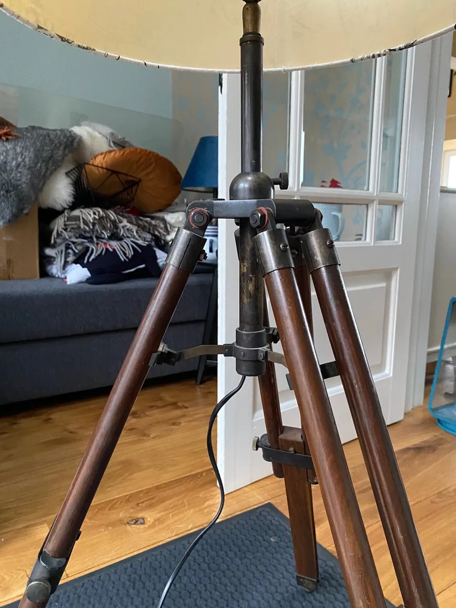 Classic tripod lamp - Image 1