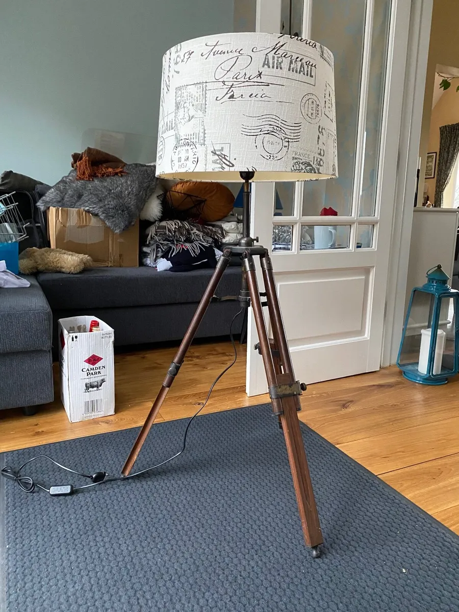 Classic tripod lamp - Image 2