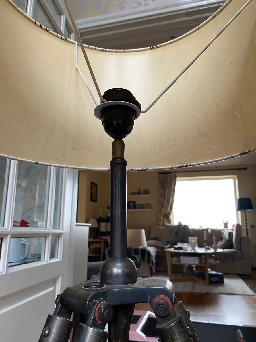 Classic tripod lamp - Image 3