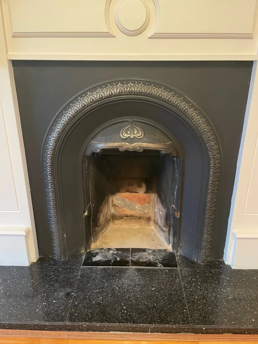 Fireplace & mantelpiece - Image 1