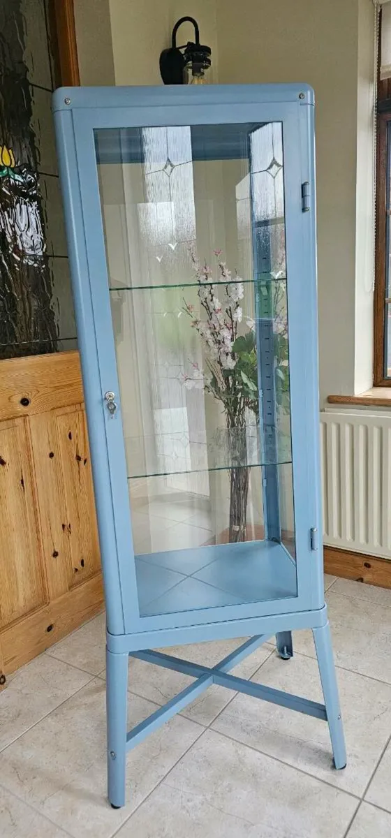 FABRIKÖR
Glass-door cabinet, cornflower blue - Image 1