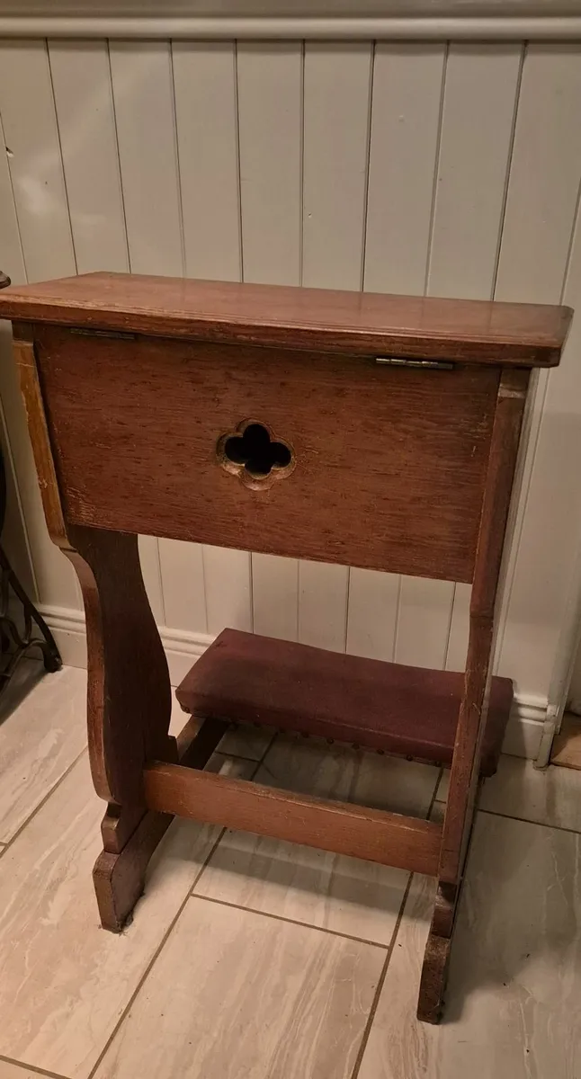 Prayer kneelers. - Image 1