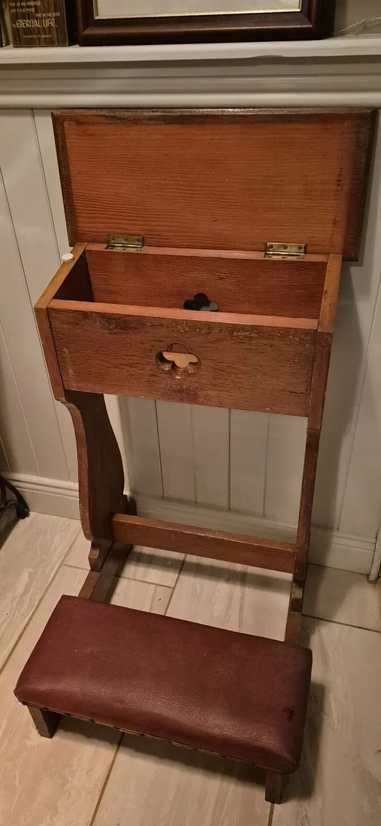 Prayer kneelers. - Image 4