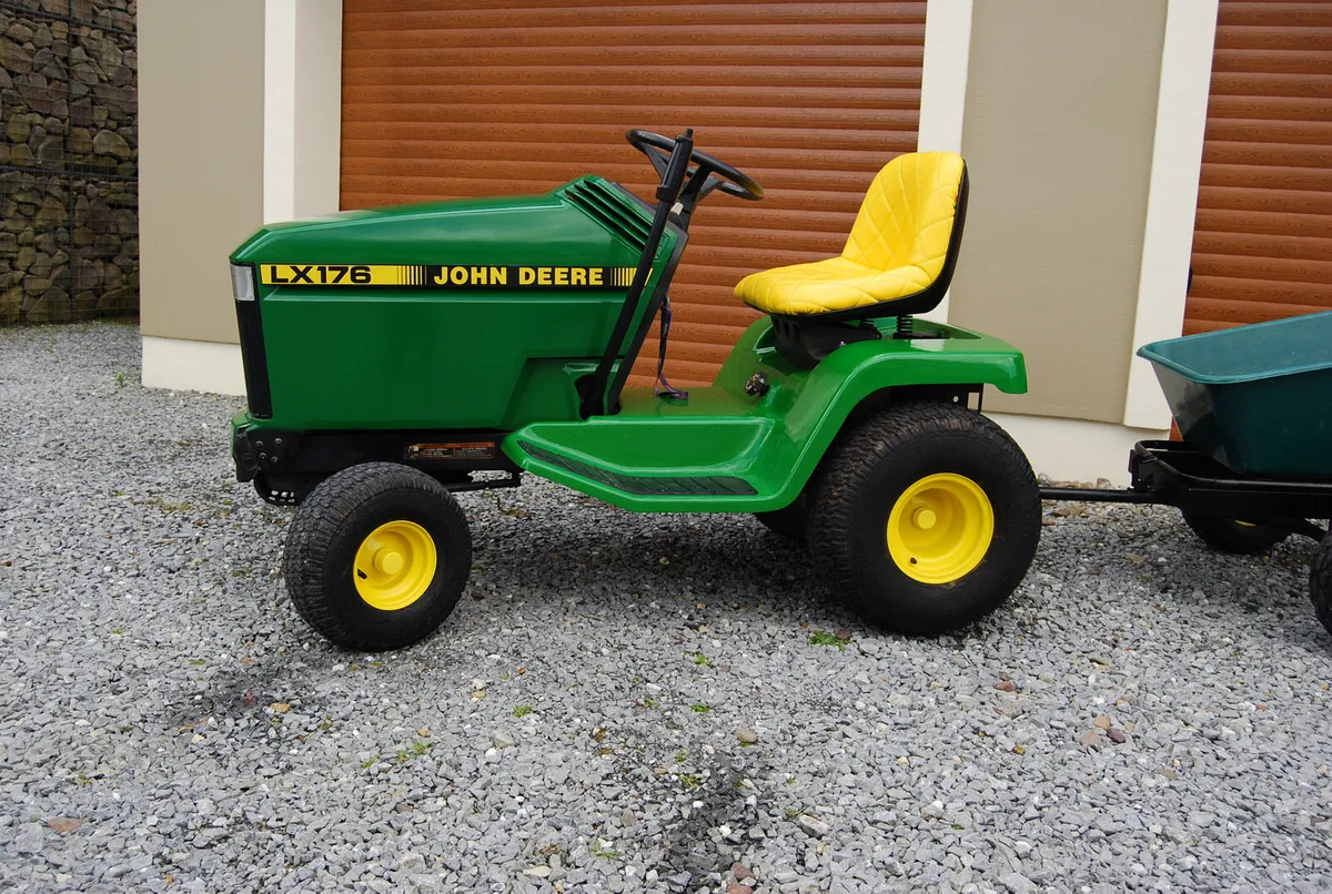 John Deere ride on with tipping trailer - Image 2
