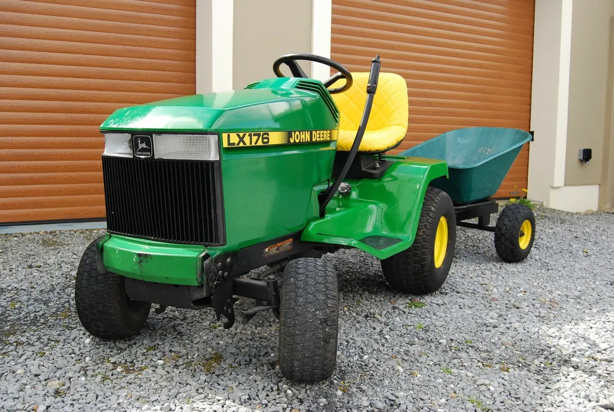 JOHN DEERE Ride on Tractor with a Trailer - Image 3