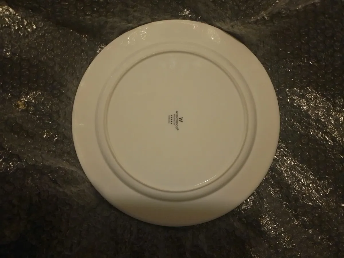 Wedgwood  Dinner plates. - Image 3