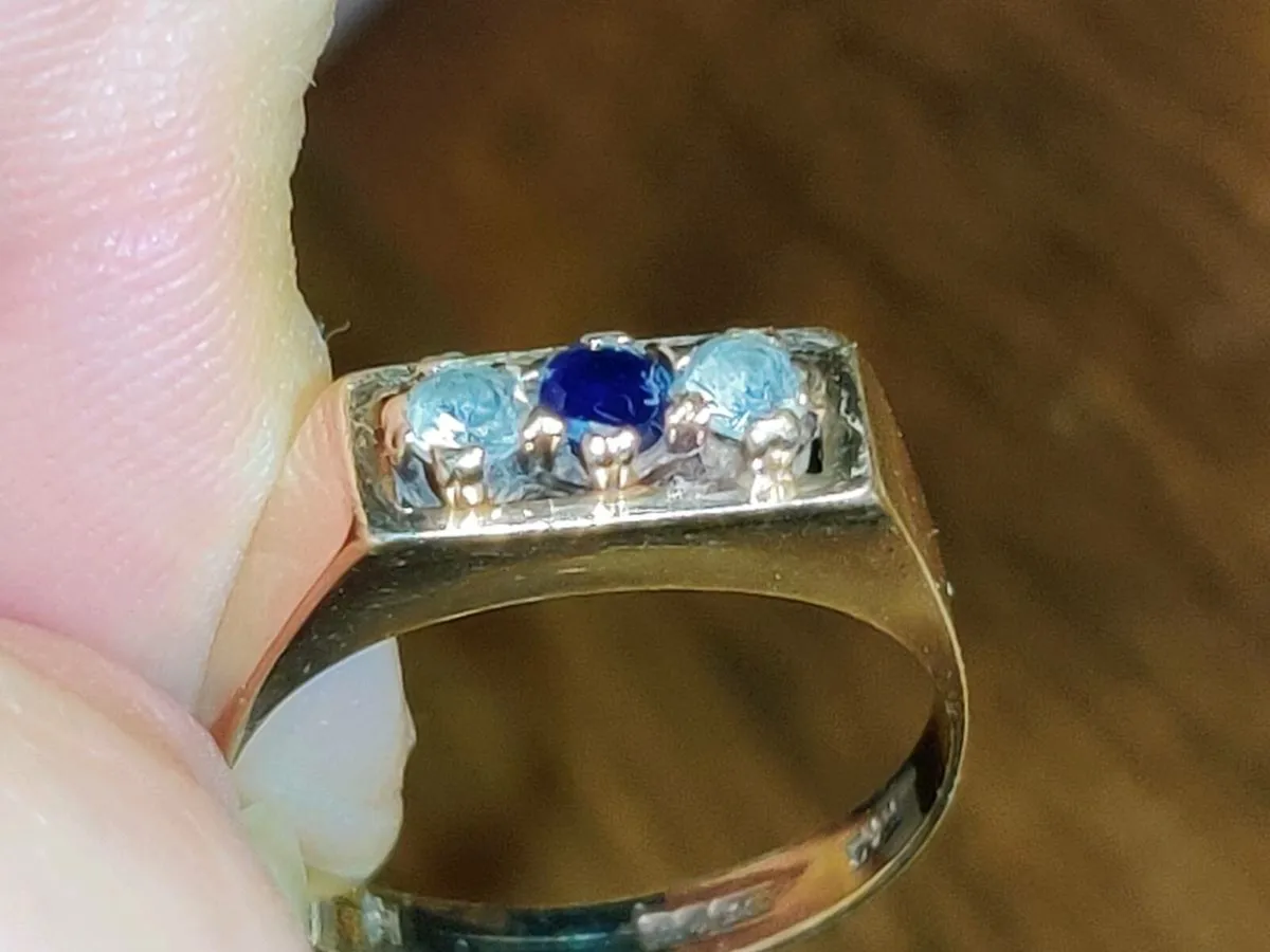 RARE SQUARE SAPPHIRES, 9CT Thick Gold Vintage Ring - Image 2
