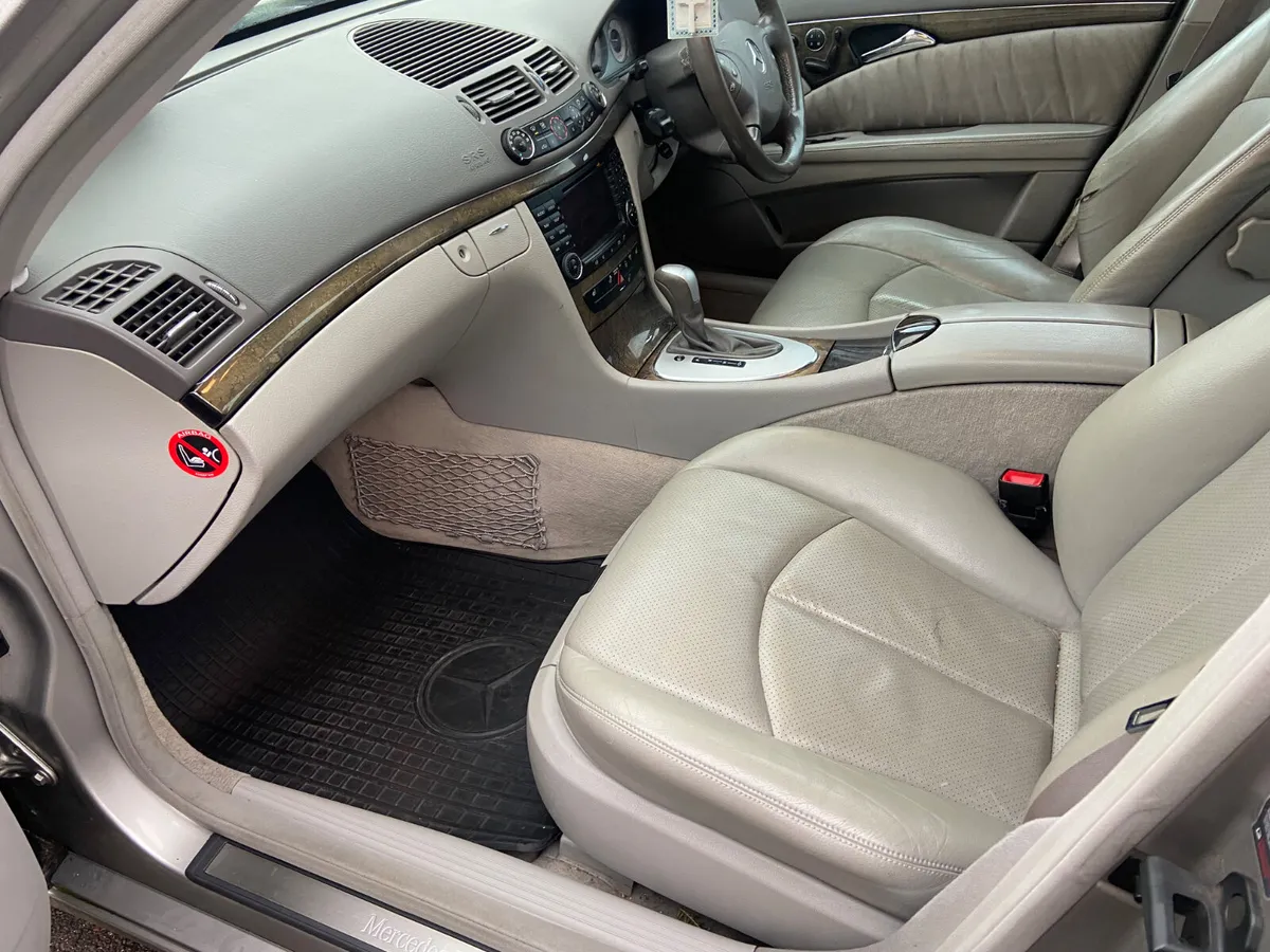 Mercedes-Benz E-Class 2004 - Image 4
