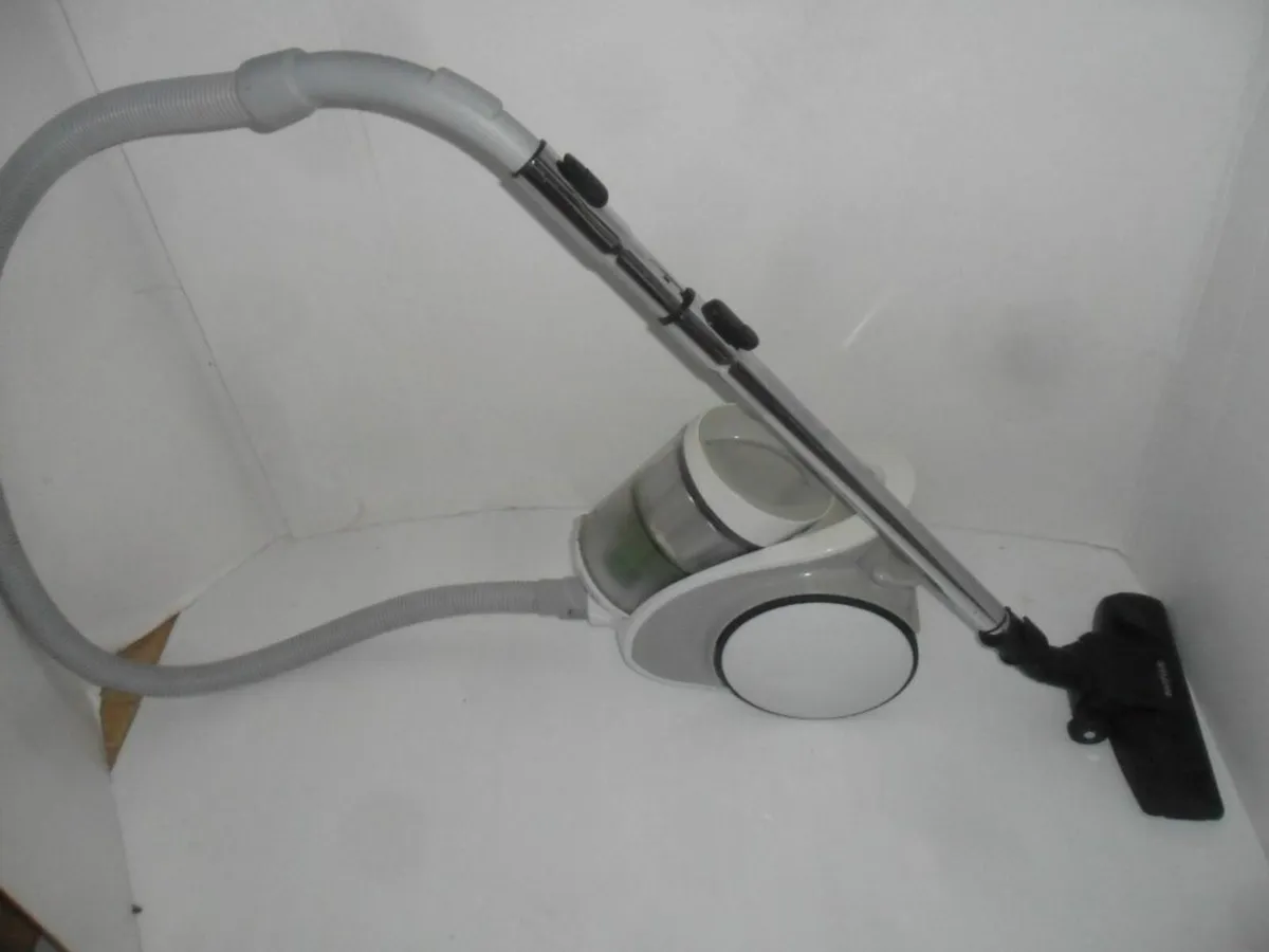 Bagless vacuum cleaner. - Image 3
