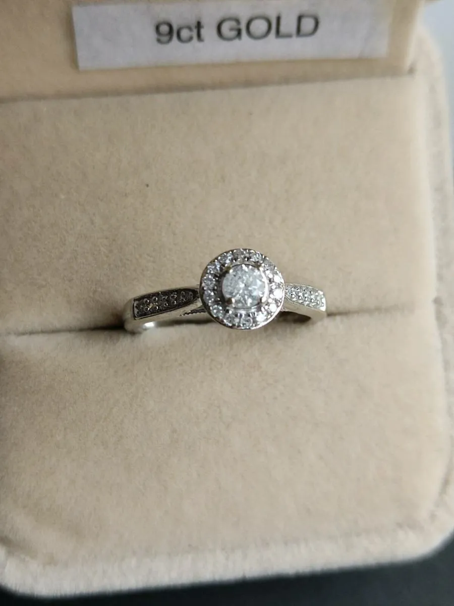 Vintage 9 CT Gold Diamonds rings - Image 4