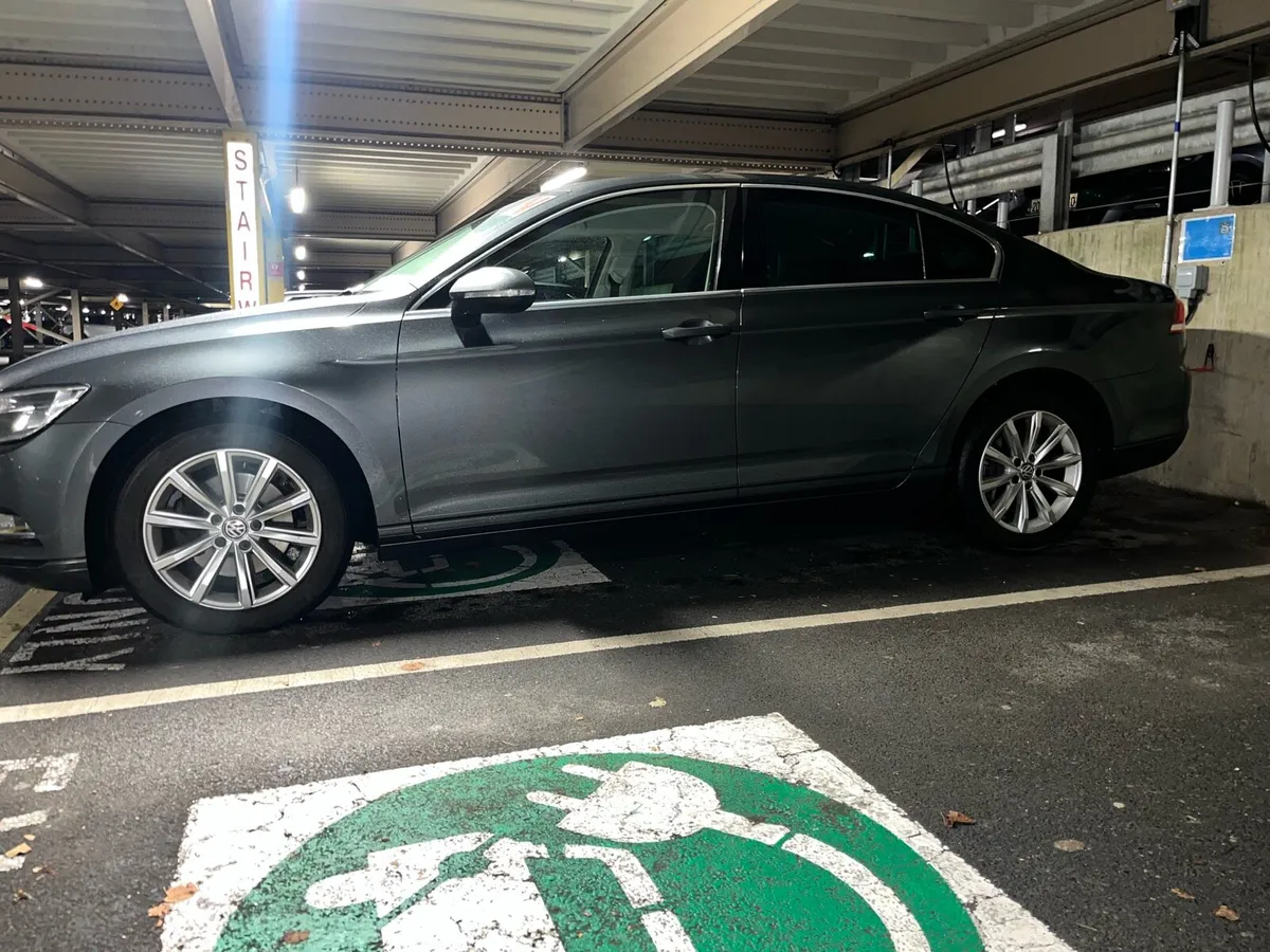 Volkswagen Passat 2016 - Image 2