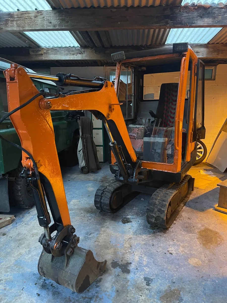 Hitachi 2 ton mini digger - Image 1