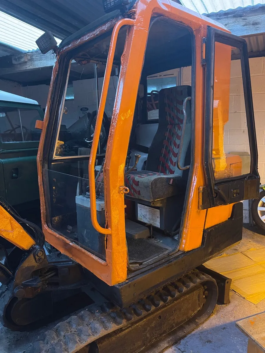 Hitachi 2 ton mini digger - Image 2