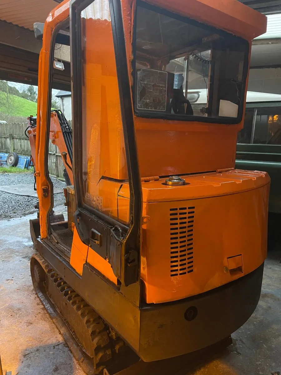 Hitachi 2 ton mini digger - Image 3
