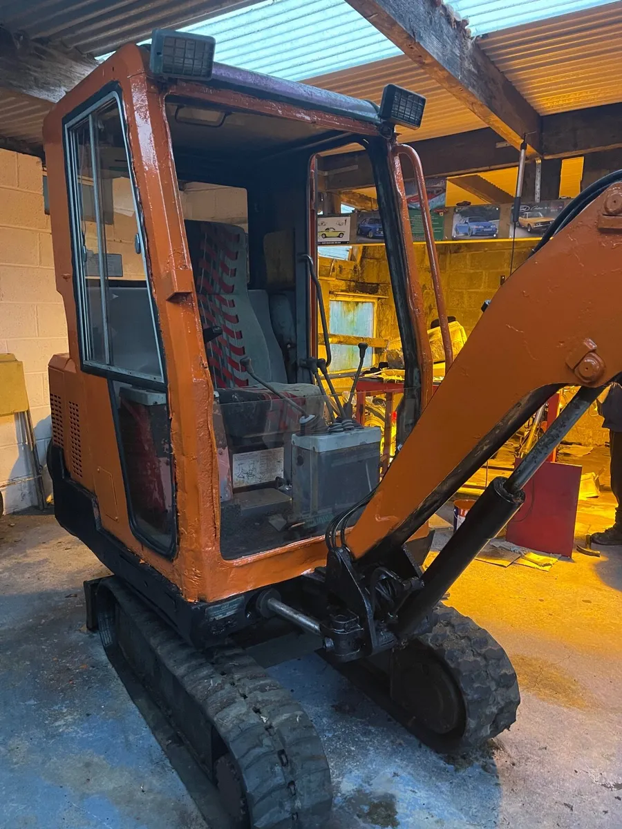 Hitachi 2 ton mini digger - Image 4