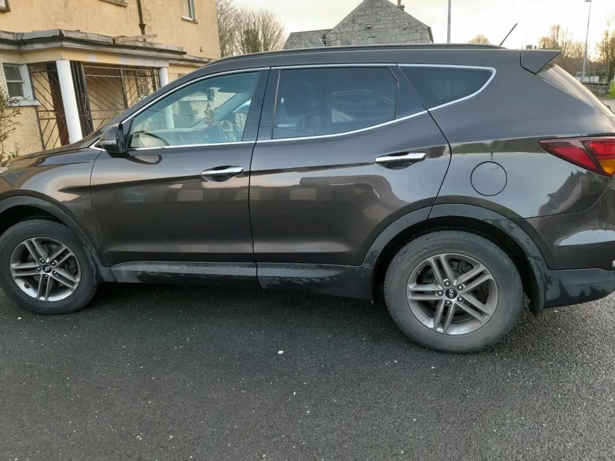 Hyundai Santa Fe Executive 4WD - Image 4