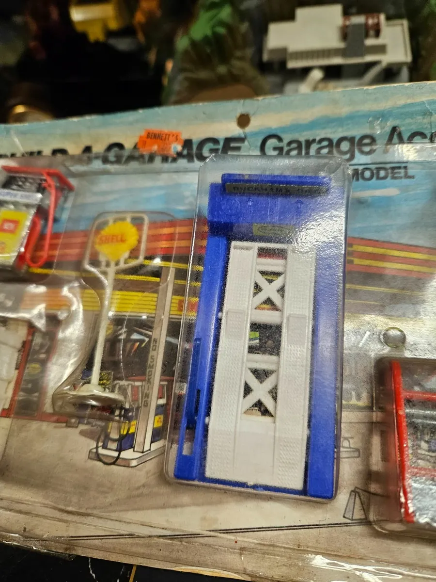 Dinky Corgi Garage Set - Image 2