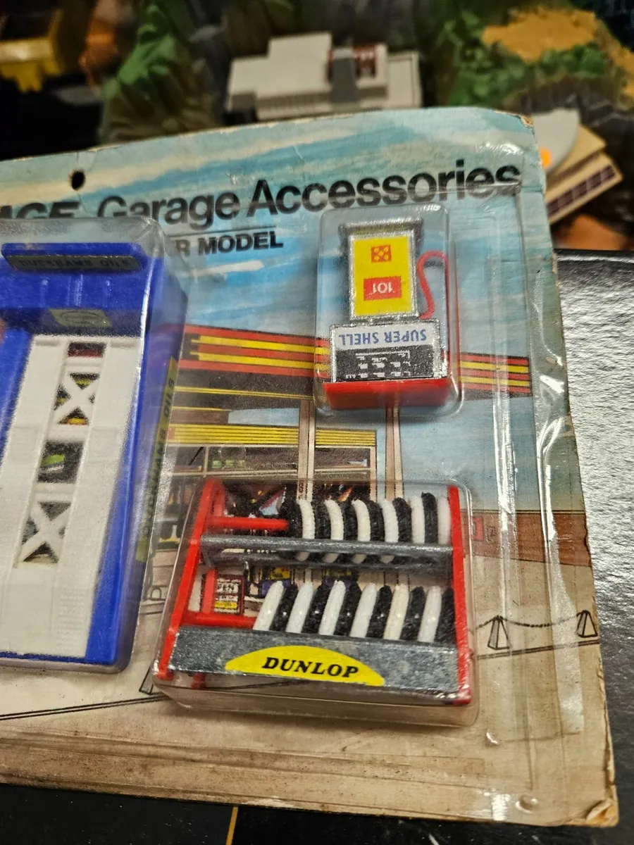 Dinky Corgi Garage Set - Image 3
