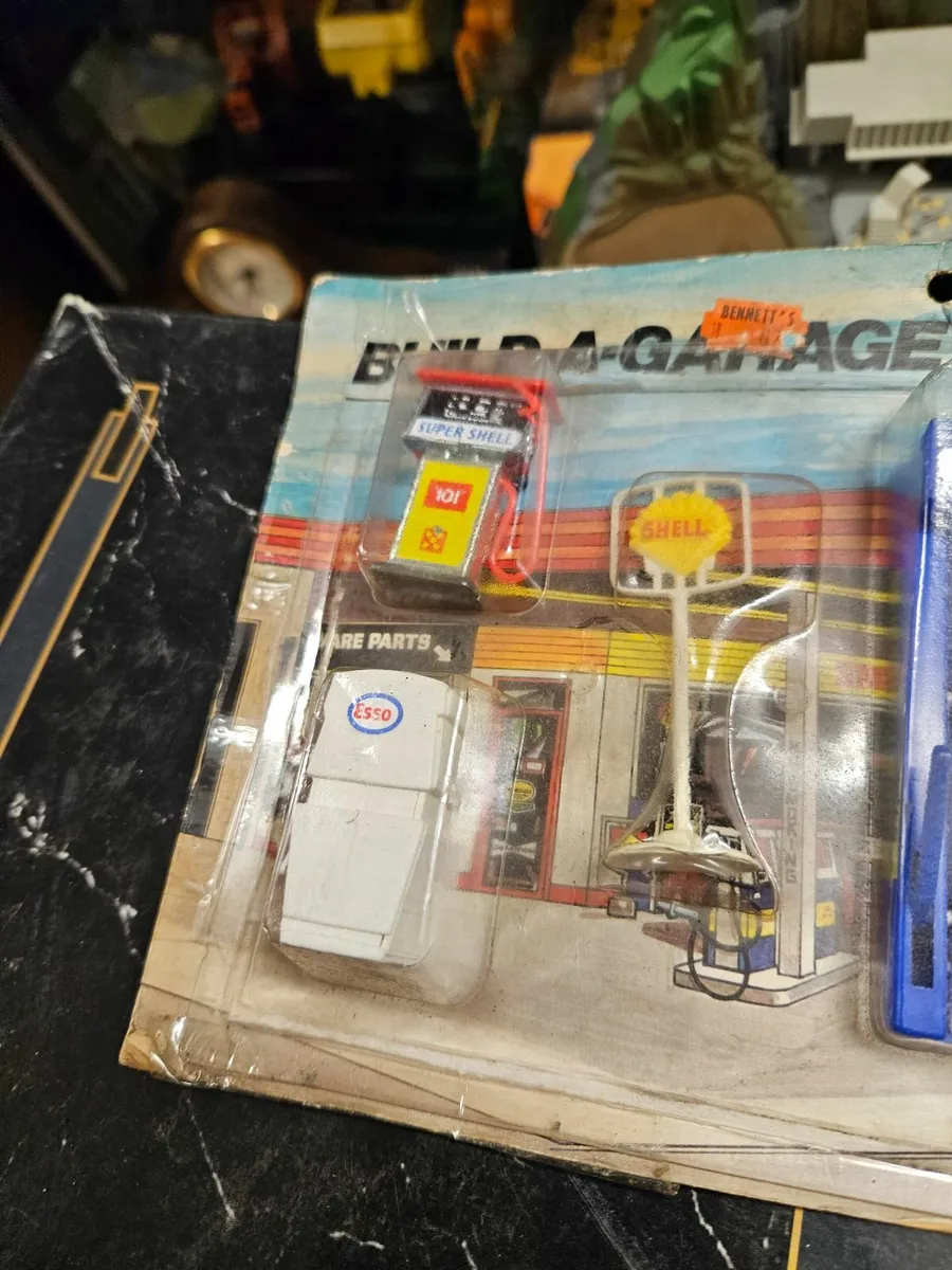 Dinky Corgi Garage Set - Image 4