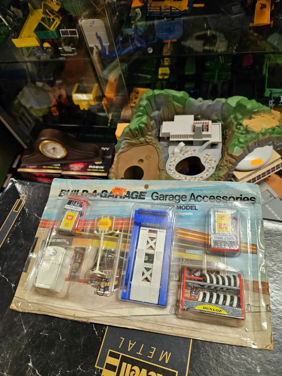 Dinky Corgi Garage Set - Image 1