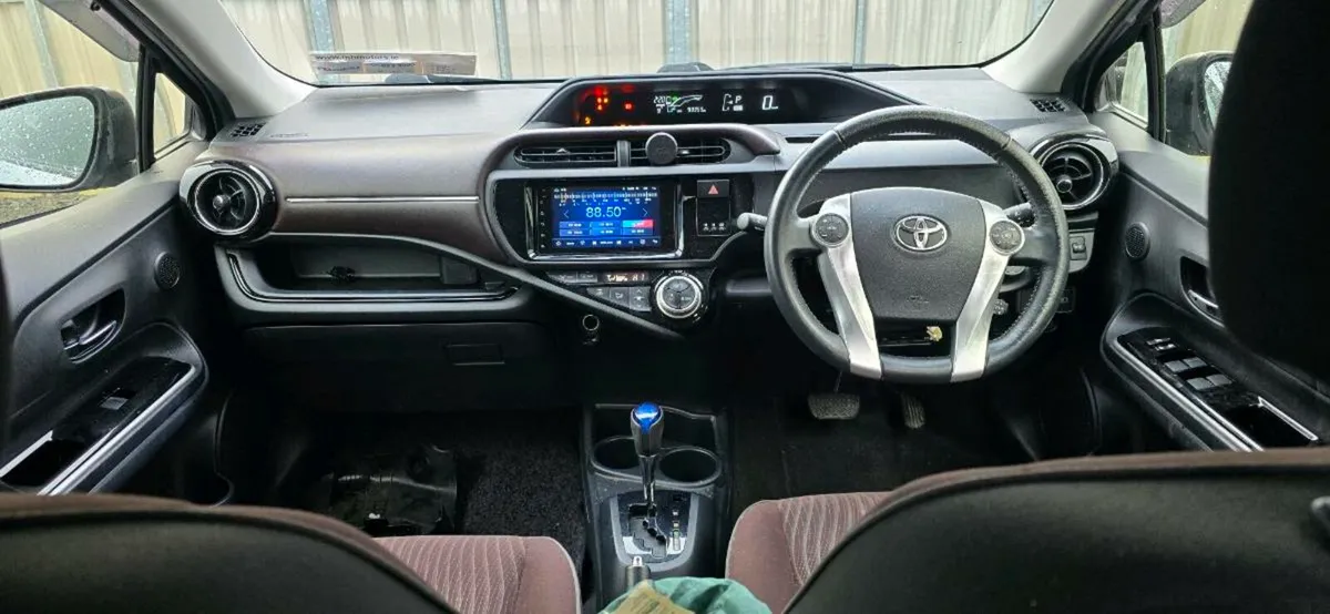 171 TOYOTA AQUA - Image 2