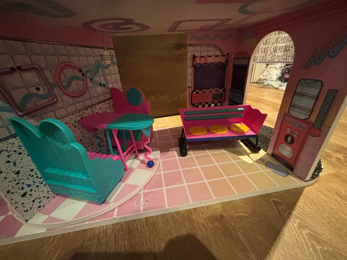 L.O.L Surprise Doll House + Accessories - Image 3