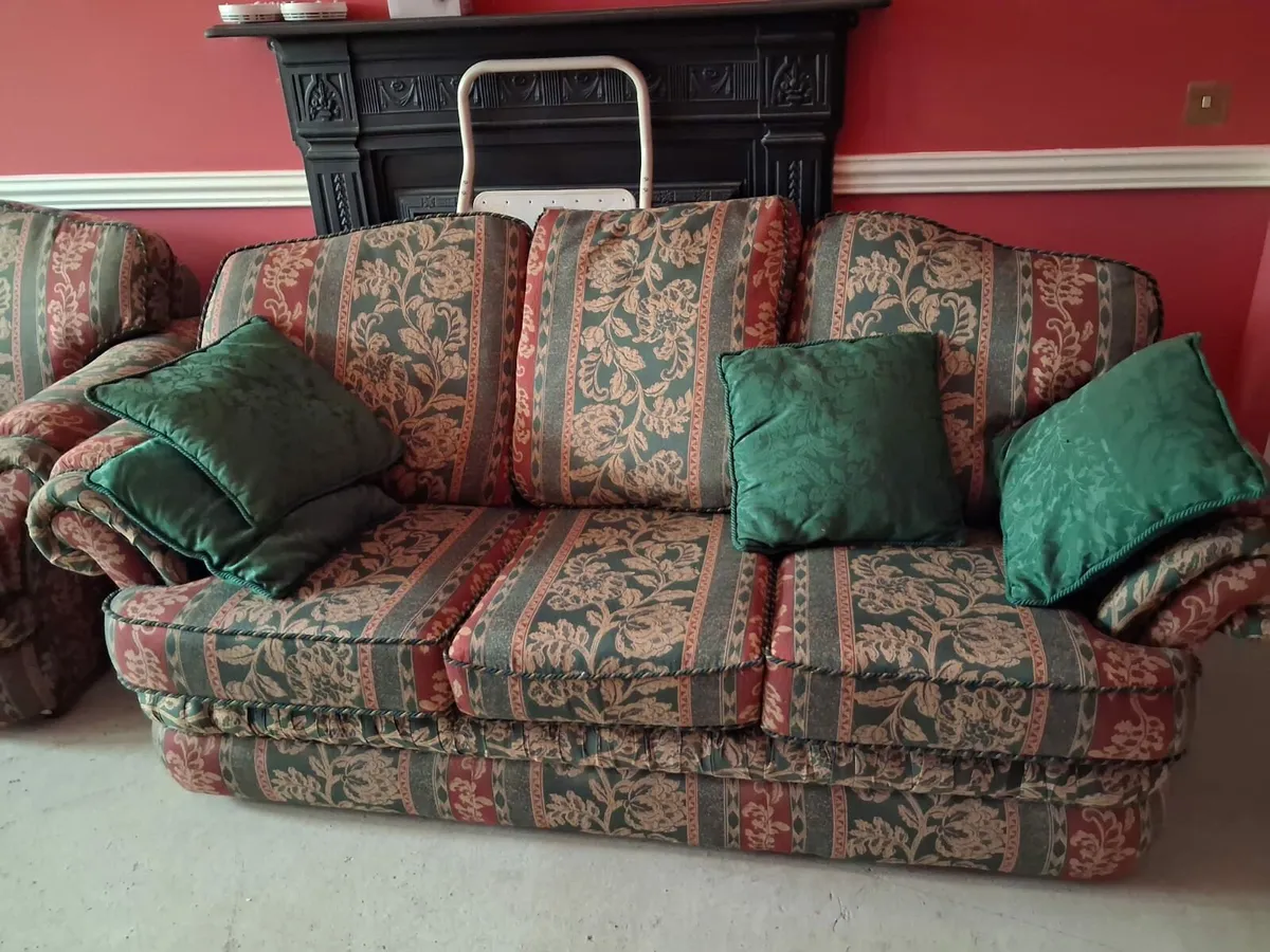 Three piece suite - Image 1